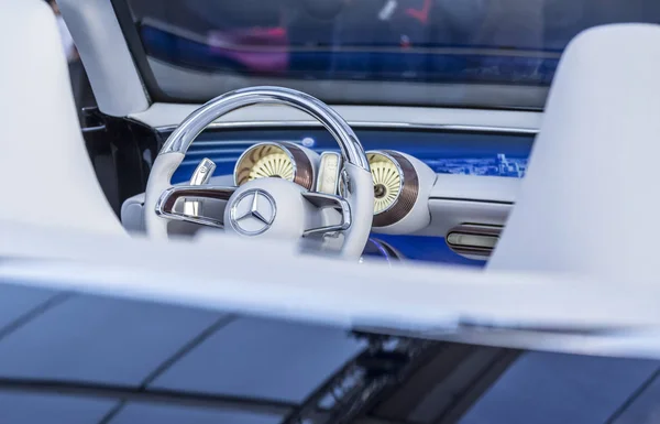 Mercedes рульове колесо - Концепції автомобілі та автомобільне дизайн Exh — стокове фото