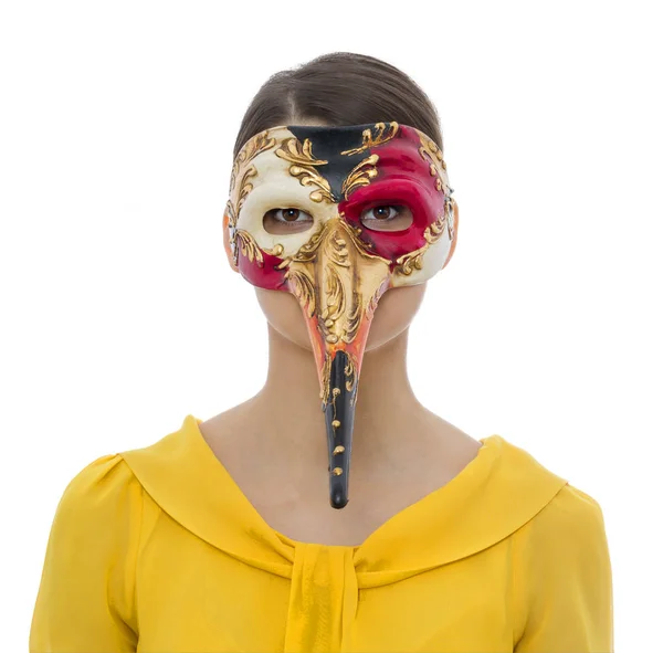 Uzun burun maskesi olan genç bir kadın portresi — Stok fotoğraf