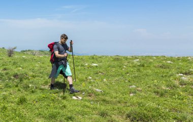 adam yeşil dağlarda Hiking