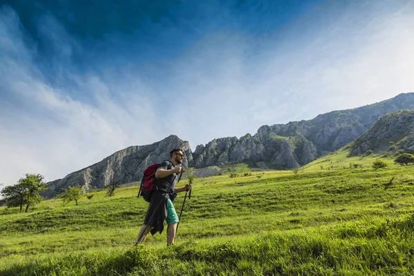 Man Hiking in Green Mountains — Stock Photo, Image
