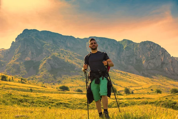 Mann wandert in grünen Bergen — Stockfoto