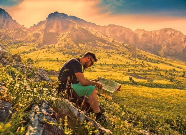 El excursionista con un mapa en las montañas brumosas — Foto de Stock