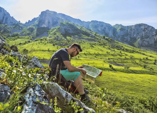The Hiker with a Map in Mountains — Stock Photo, Image