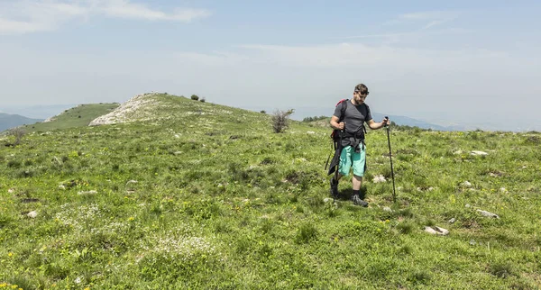 Mann wandert in grünen Bergen — Stockfoto