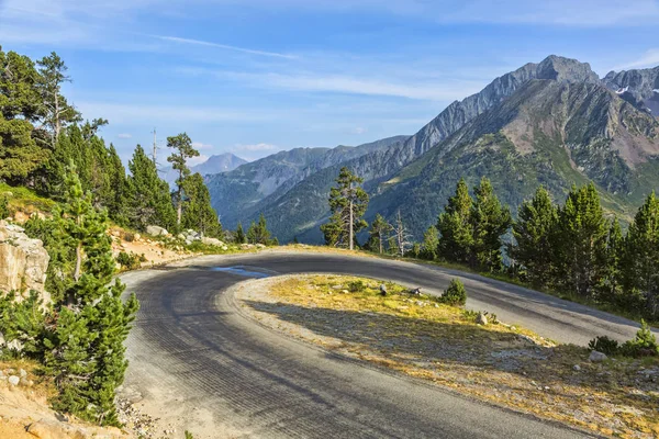 Hiusneula käyrä Scenic Road — kuvapankkivalokuva