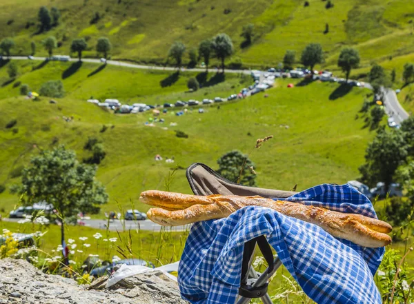 Två Franska Baguetter Hopfällbar Stol Vid Vägkanten Bergen — Stockfoto