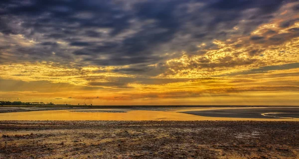 Puesta de sol en el estuario del río Couesnon — Foto de Stock