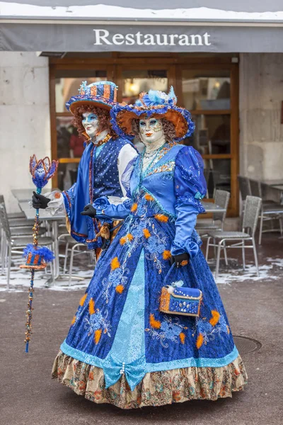 Förtäckt par - Annecy venetianska karnevalen 2013 — Stockfoto
