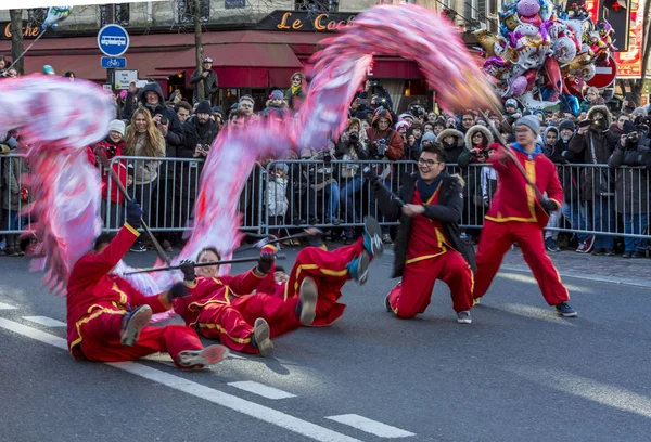Chinese Dragon Performance - Chinese New Year Parade, Paris 2018 — Stock Photo, Image