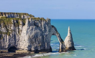 Etretat, düşük tide Kuzey Fransa'da Upper Normandy bölgede belirli kayalıklardan: iğne kaya ve taş kemer.