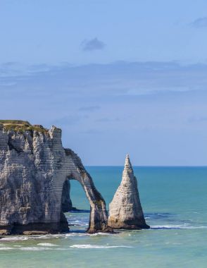 Etretat, düşük tide Kuzey Fransa'da Upper Normandy bölgede belirli kayalıklardan: iğne kaya ve taş kemer.