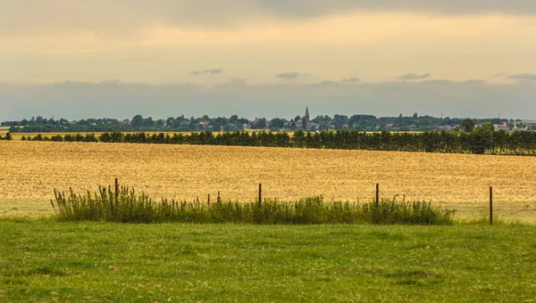 Francuski Countryside Krajobraz Małej Wioski Odległość Duże Pola Pierwszym Planie — Zdjęcie stockowe