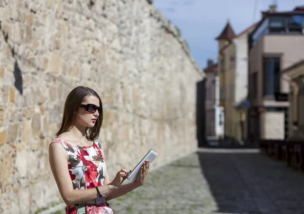 Νεαρή Γυναίκα Χρησιμοποιώντας Ένα Tablet Μια Παλιά Πόλη Πλακόστρωτο Δρόμο — Φωτογραφία Αρχείου