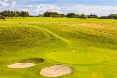 Güzel yeşil boş golf sahası kırsal alanda.
