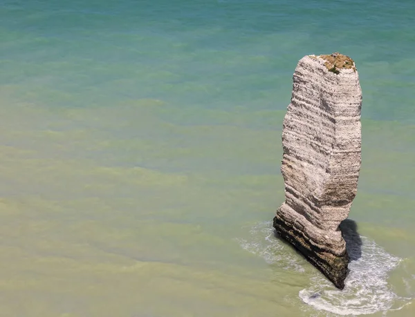 Imagen Una Roca Remota Rodeada Agua Costa Normandía Norte Francia —  Fotos de Stock