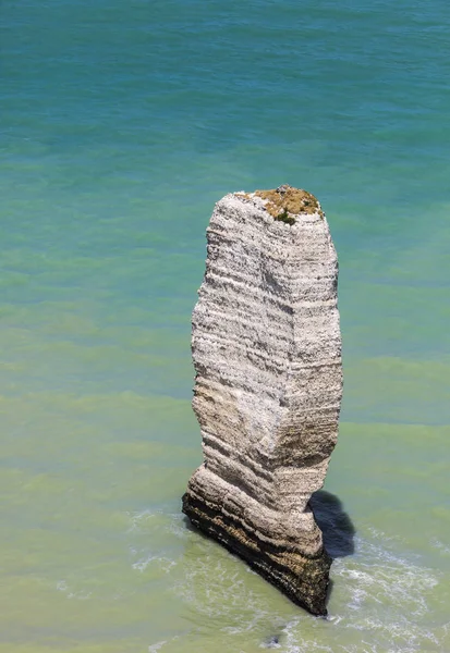 Imagen Una Roca Remota Rodeada Agua Costa Normandía Norte Francia — Foto de Stock
