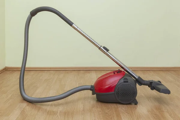 Image Red Vacuum Cleaner Parquet Empty Room — Stock Photo, Image