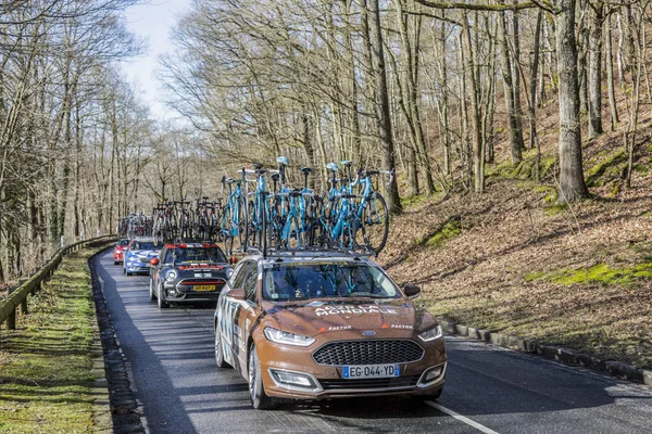 El coche del equipo AG2R La Mondiale - Paris-Nice 2017 — Foto de Stock