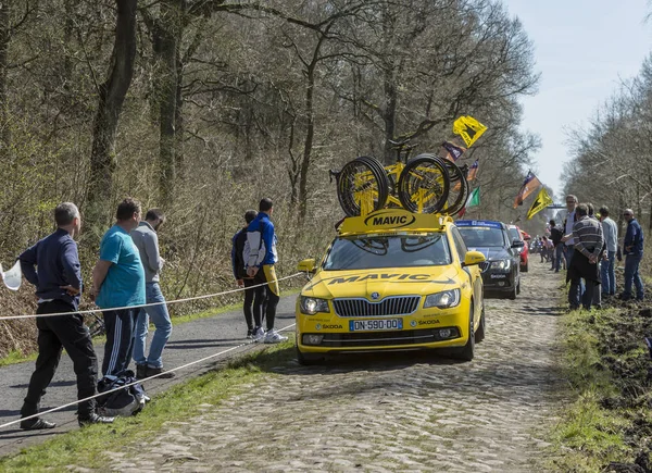 La voiture Mavic dans la forêt d'Arenberg- Paris Roubaix 2015 — Photo