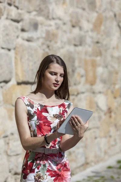 Νεαρή Γυναίκα Χρησιμοποιώντας Ένα Tablet Ένα Δρομάκι Στην Παλιά Πόλη — Φωτογραφία Αρχείου
