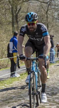 Bisikletçi Bernhard Eisel orman Arenberg - Paris Roub içinde