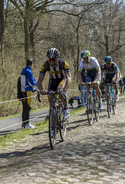 Drie fietsers in het bos van Arenberg-Parijs Roubaix 2015 — Stockfoto