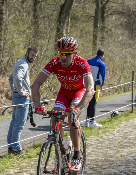 Cyklista Cyril Lemoine v lese Arenberg - Paříž Rouba — Stock fotografie