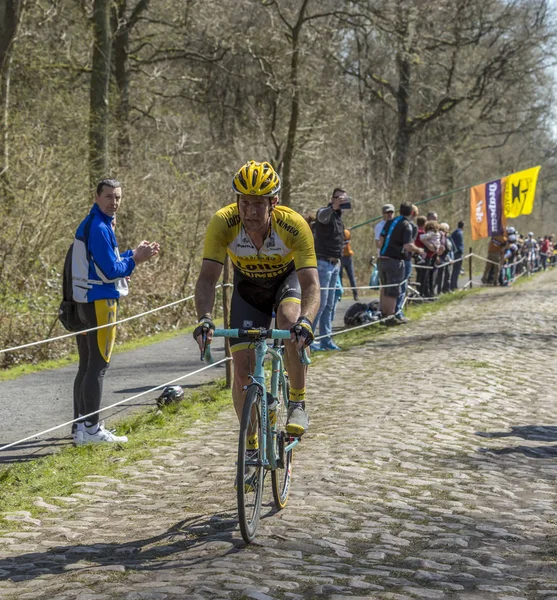El ciclista Rick Flens en el Bosque de Arenberg- Paris Roubaix — Foto de Stock