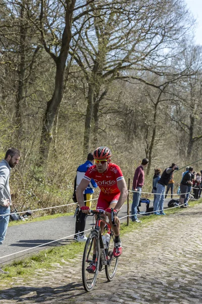 El ciclista Cyril Lemoine en el Bosque de Arenberg- Paris Rouba — Foto de Stock