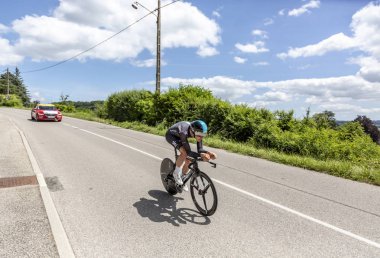 Bourgoin-Jallieu, Fransa-07, Mayıs, 2017: Galce bisikletçi Luke Rowe, takım zaman deneme aşamasında kriter du Dauphine 2017 4 sürme gökyüzünün. 