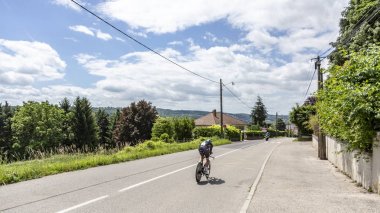 Bourgoin-Jallieu, Fransa-07, Mayıs, 2017: Galce bisikletçi Luke Rowe, takım zaman deneme aşamasında kriter du Dauphine 2017 4 sürme gökyüzünün. 