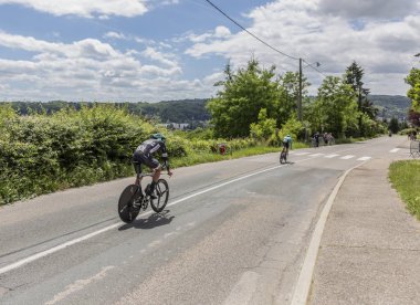 Bourgoin-Jallieu, Fransa-07, Mayıs, 2017: İki bisikletçiler, Andreas Schillinger Bora-Hansgroheteam ve Nikita Stalnov zaman deneme aşamasında kriter du Dauphine 2017 4 sürme Astana takımının. 