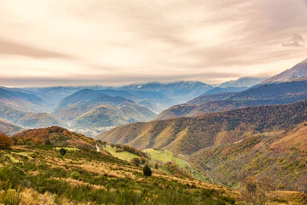 Paisagem de outono em pirinéus Montanhas — Fotografia de Stock