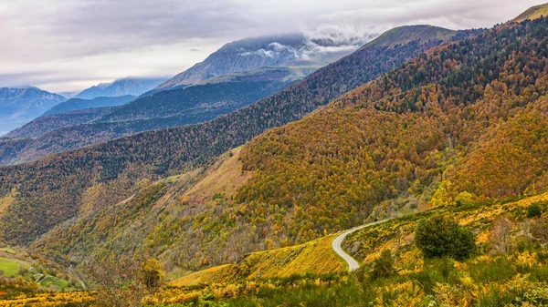Estrada nas montanhas no outono — Fotografia de Stock