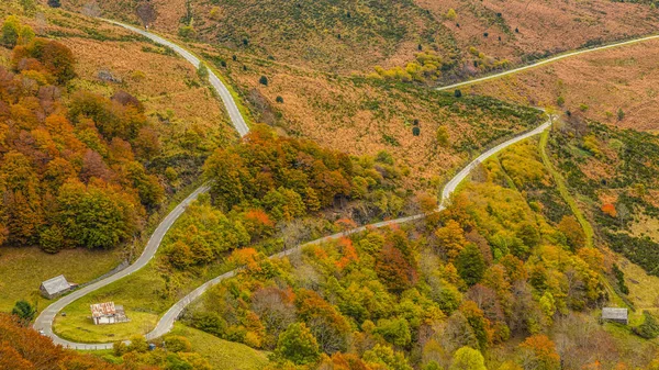 Дорога в горах восени — стокове фото