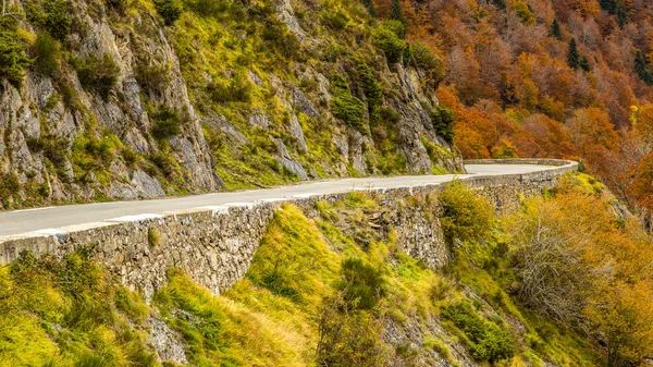 Droga w górach jesienią — Zdjęcie stockowe