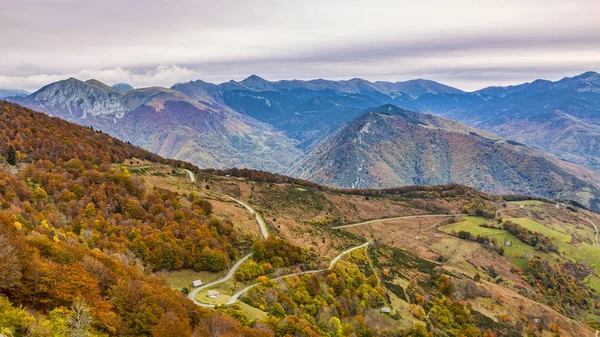 Cesta v horách na podzim — Stock fotografie