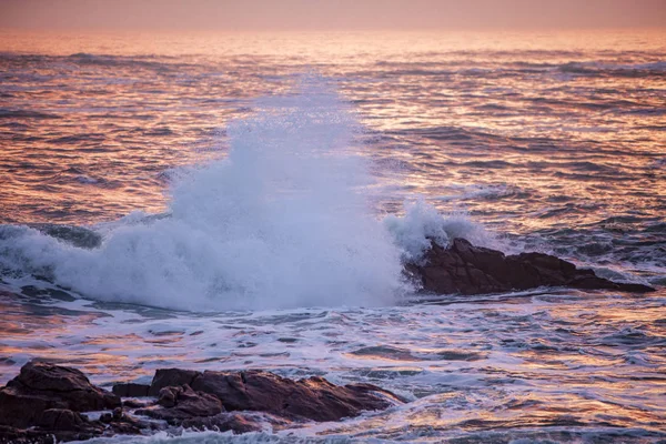 Oceánské vlny při západu slunce — Stock fotografie