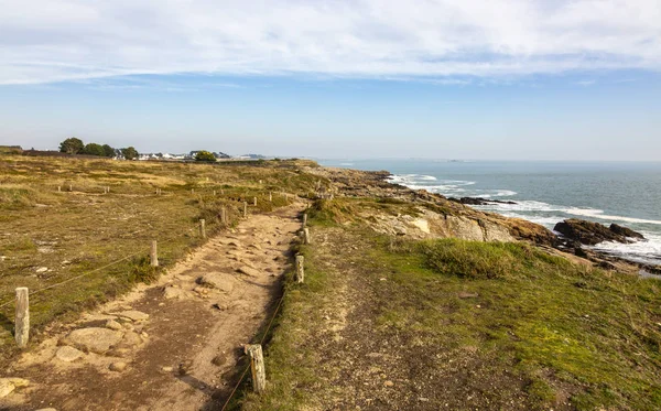 Sentiero pedonale sulla costa della Bretagna — Foto Stock