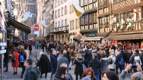 法国斯特拉斯堡 2015年12月12日 一群人在法国阿尔萨斯的斯特拉斯堡过冬假期在Merciere街上散步 — 图库视频影像