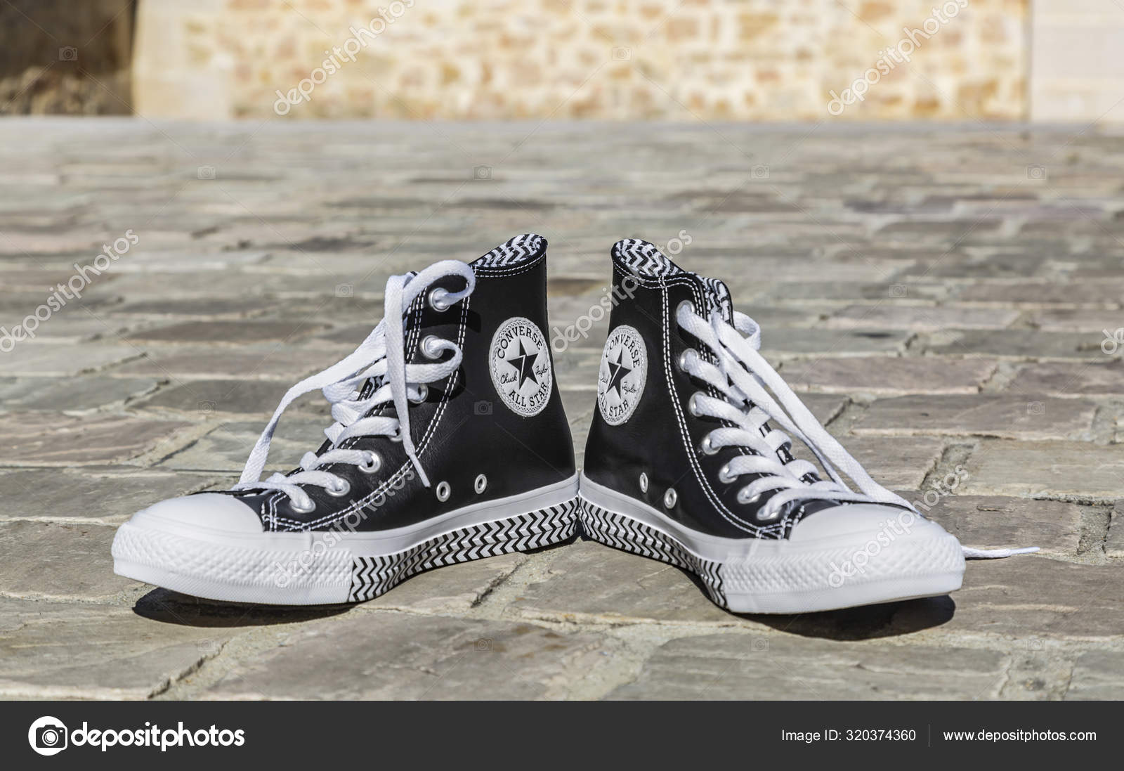 kom videre Regn selv All Star Converse Sneakers – Stock Editorial Photo © razvanphoto #320374360