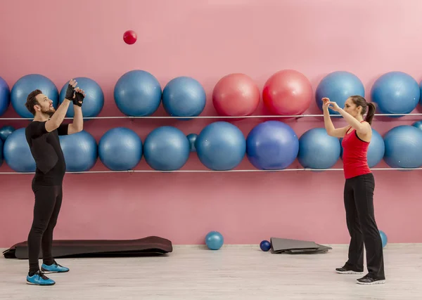 Couple dans la salle de gym — Photo