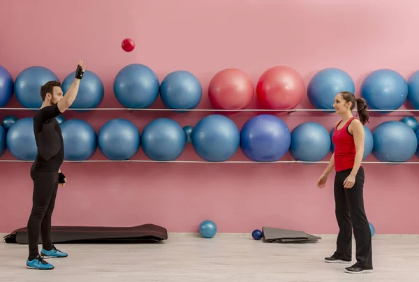 Couple dans la salle de gym — Photo