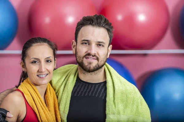 Paar in der Turnhalle — Stockfoto