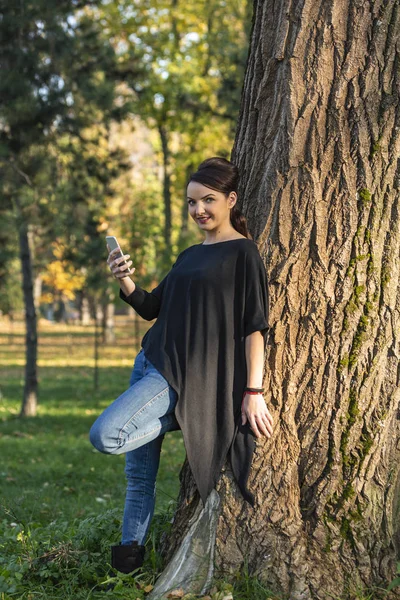 Jonge vrouw met behulp van een mobiele — Stockfoto