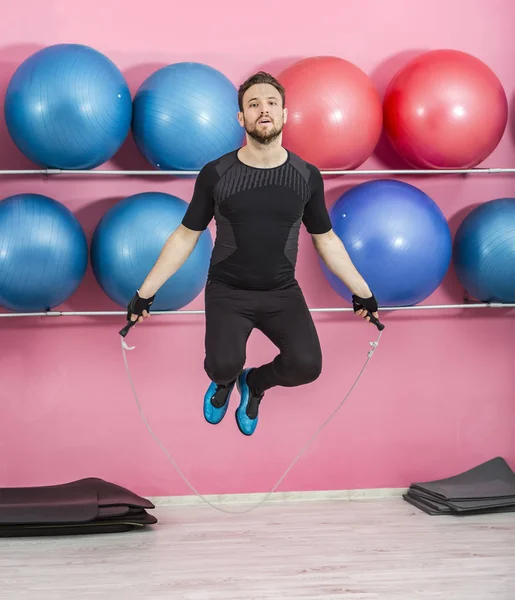 Hombre saltando la cuerda — Foto de Stock