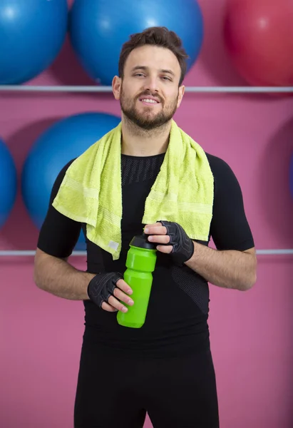 Retrato de un hombre en un gimnasio — Foto de Stock