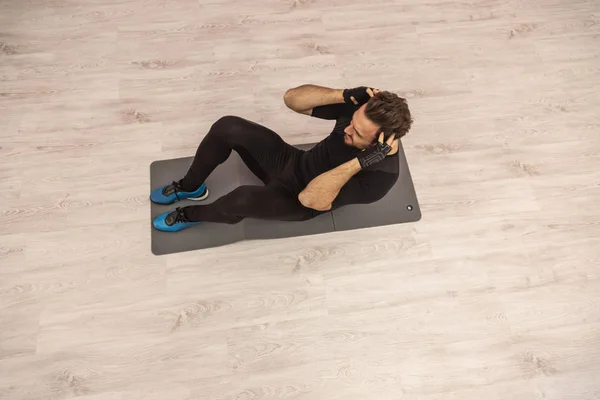 Hombre haciendo abdominales — Foto de Stock