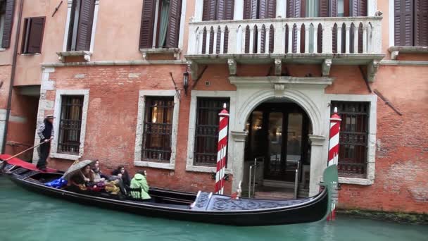 Venecia Mar 2014 Una Góndola Con Turistas Flotando Canal Día — Vídeos de Stock