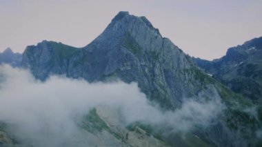 Fransa 'nın Haute Pyrenees bölgesindeki Tourmalet (Col du Tourmalet) dağ geçidinden geçen bulutlar